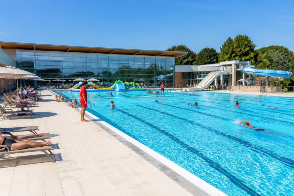 découvrez toutes les informations pratiques de la piscine la roche sur yon : horaires d'ouverture, tarifs d'entrée et un large choix d'activités aquatiques pour tous les âges.
