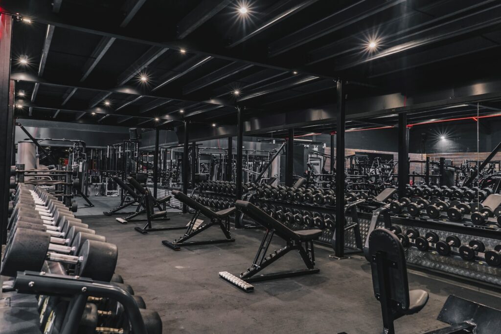 Intérieur d une salle de sport avec haltères et bancs de musculation